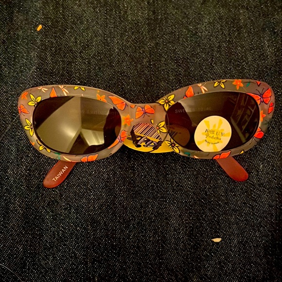 Child’s sunglasses - Picture 1 of 2